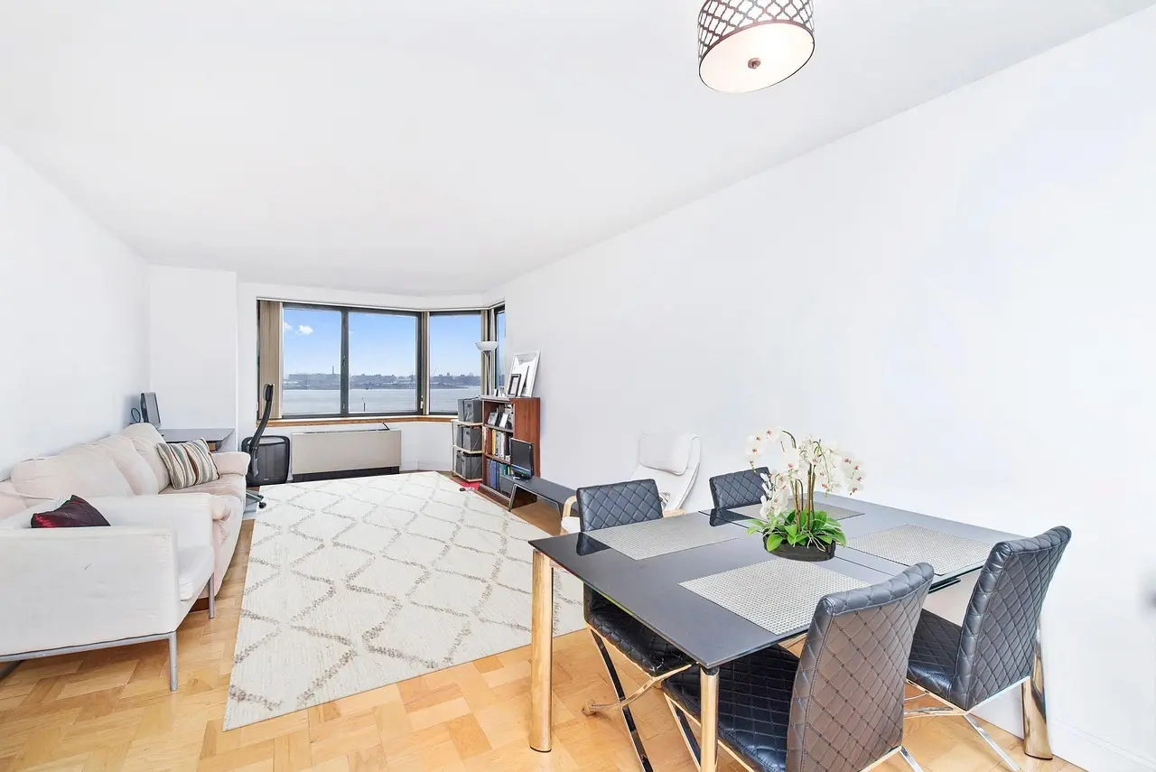 Lys moderne stue med sofa, spisebord og stole