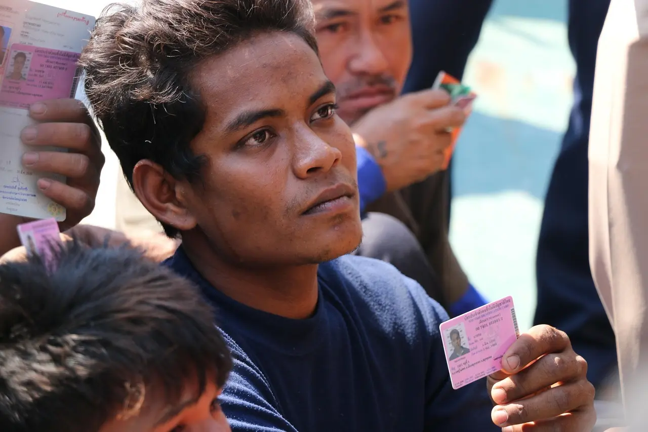 Hvem ringer fra telefonnummer 44 74 70 03?